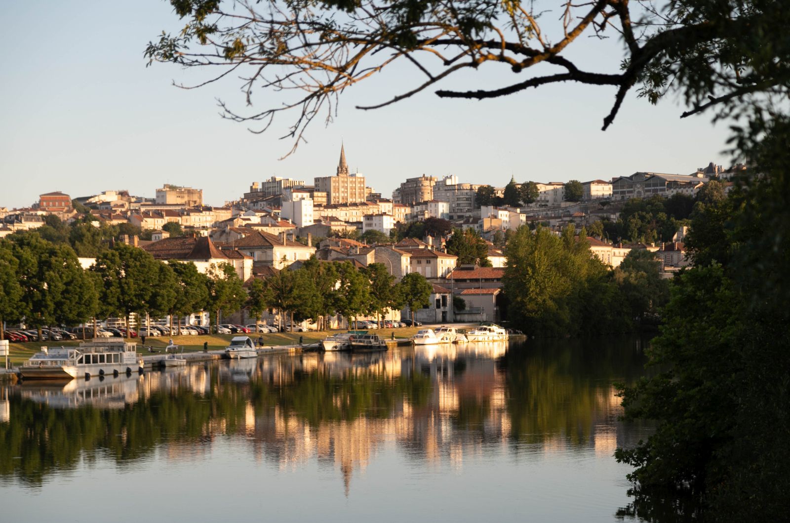 You are currently viewing Valorisation de la belle région charentaise avec la sortie de notre nouveau guide touristique : le Guide de la Charente